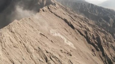 Doğu Java, Endonezya ile Mount Bromo krater küçük volkanik kül düşme Sinematik vurdu havadan drone görünümü