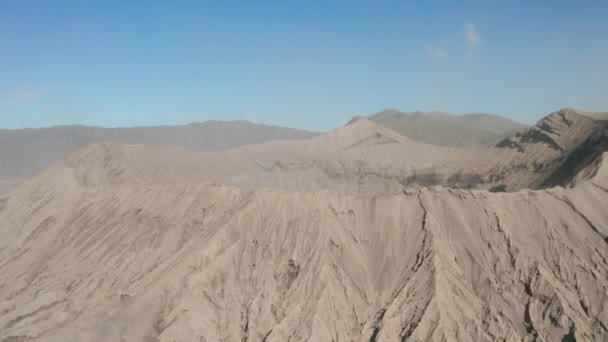 Drone Cinematográfico Fotografou Vista Aérea Cratera Mount Bromo Com Fumaça — Vídeo de Stock