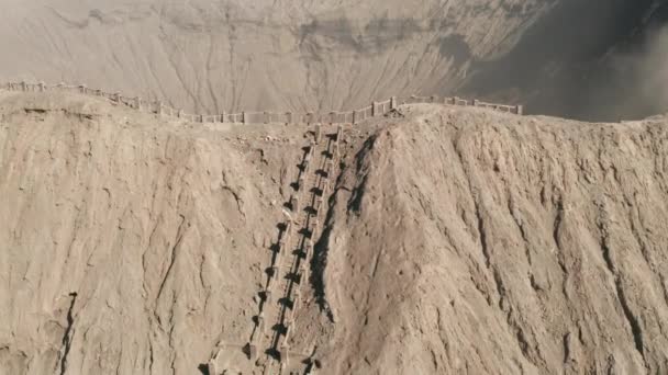Filmische Drone Shot Luchtfoto Van Mount Bromo Kraterrand Met Actieve — Stockvideo
