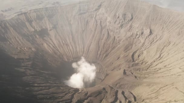 Drone Cinematografico Vista Aerea Del Cratere Mount Bromo Con Fumo — Video Stock