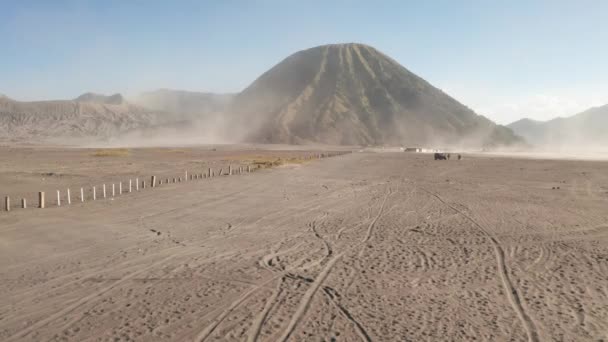 在美丽的布罗莫火山与沙漠在印尼东爪哇的旅游吉普车巡航电影拍摄无人机视图 — 图库视频影像