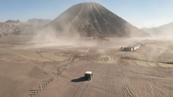 東ジャワ インドネシアの砂漠と美しいブロモ火山でツアージープクルーズの映画撮影空中ドローンビュー — ストック動画