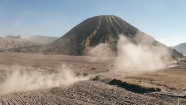 Vista Aérea Avión Tripulado Filmado Motocross Conduciendo Desierto Volcánico Polvoriento — Vídeos de Stock