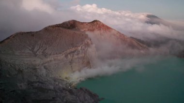 Gün doğumunda güzel Ijen yanardağ ı ve gölün havadan drone görünümü, Endonezya