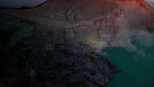 印度尼西亚日出时欣赏美丽的伊珍火山和湖泊的空中无人机视图 — 图库视频影像