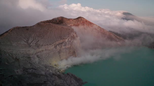 Drohnenaufnahme Des Wunderschönen Ijen Vulkans Und Sees Bei Sonnenaufgang Indonesien — Stockvideo