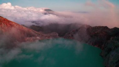 Gün doğumunda güzel Ijen yanardağ ı ve gölün havadan drone görünümü, Endonezya