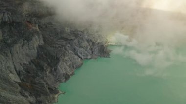 Asit gölü ve sülfür gazıyla Endonezya kraterinden gelen güzel İjen volkanı görüntüsü.