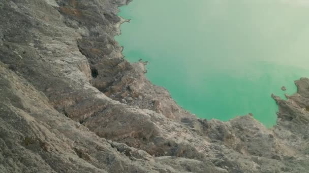 インドネシアのクレーターから行く酸性の湖と硫黄ガスと美しい伊集院火山の空中ドローンビュー — ストック動画