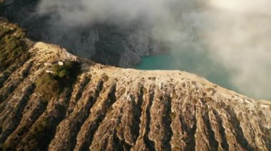 Ijen yanardağı, Endonezya yakınlarındaki bulutlar ile güzel volkanik manzara ve göl Havadan drone üst görünümü