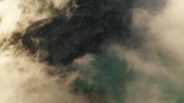 Ijen yanardağı, Endonezya yakınlarındaki bulutlar ile güzel volkanik manzara ve göl Havadan drone üst görünümü
