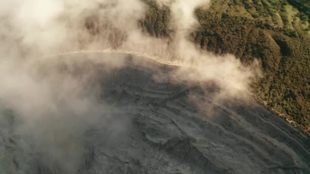 イジェン火山の近くに雲と美しい火山の風景と湖の空中ドローントップビュー インドネシア — ストック動画