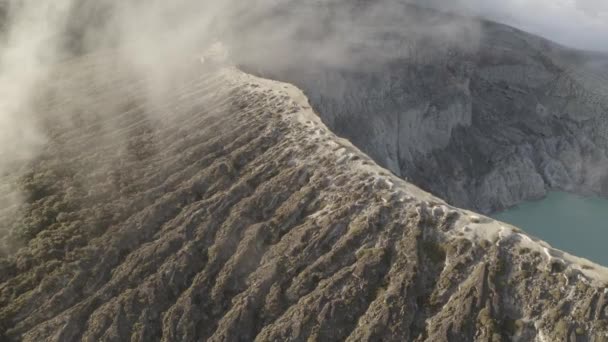 Drohnenaufnahme Der Wunderschönen Vulkanlandschaft Und Des Sees Mit Wolken Der — Stockvideo