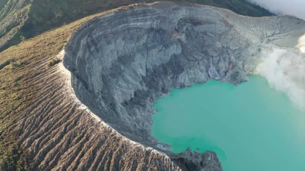 从印度尼西亚火山口俯瞰美丽的Ijen火山 那里有酸性湖泊和硫磺气体 — 图库视频影像