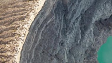 Ijen yanardağı yakınlarındaki bulutlar ile güzel volkanik manzara ve asit gölü havadan drone üst görünümü, Endonezya