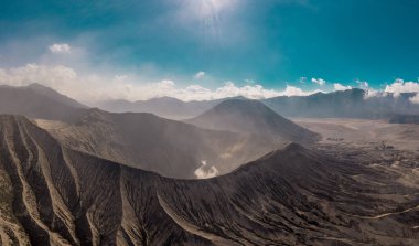 Doğu Java aktif yanardağ dumanı ile Mount Bromo krater sinematik çekim havadan görünümü, Endonezya