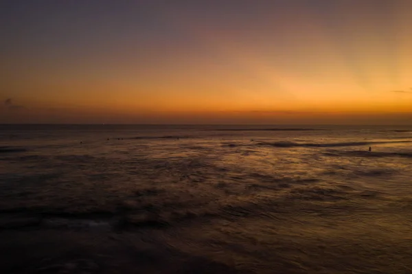 Drohnenblick Auf Das Meer Über Dem Schönen Goldenen Sonnenuntergangshimmel — Stockfoto