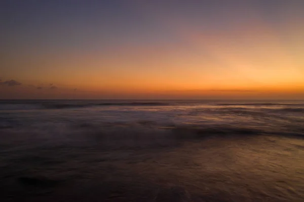 Εναέρια Αεροκατευθυνόμενα Θέα Της Θάλασσας Πάνω Από Όμορφο Χρυσό Ηλιοβασίλεμα — Φωτογραφία Αρχείου