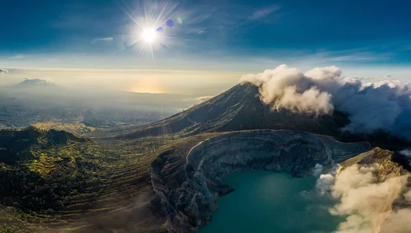 美丽的伊延火山鸟瞰图 酸湖和硫磺气体从火山口 印度尼西亚 — 图库照片