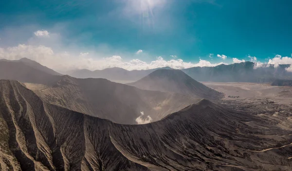 Кинематографический Снимок Кратера Маунт Бромо Активным Вулканическим Дымом Восточной Яве — стоковое фото