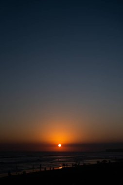 Güzel altın günbatımı gökyüzü arka plan üzerinde Deniz