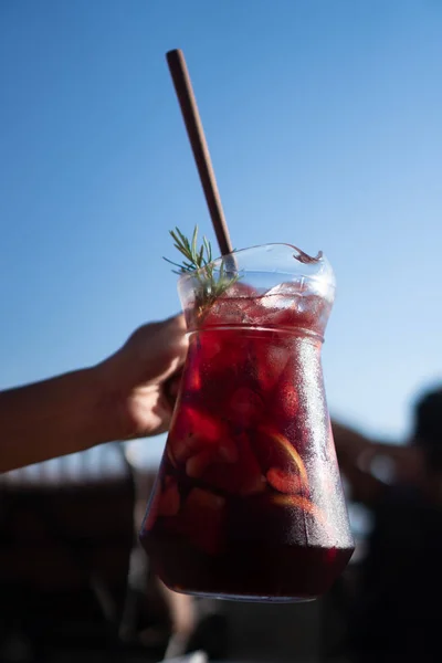 Mão Servindo Sangria Com Vinho Tinto Jarro Isolado Sobre Céu — Fotografia de Stock