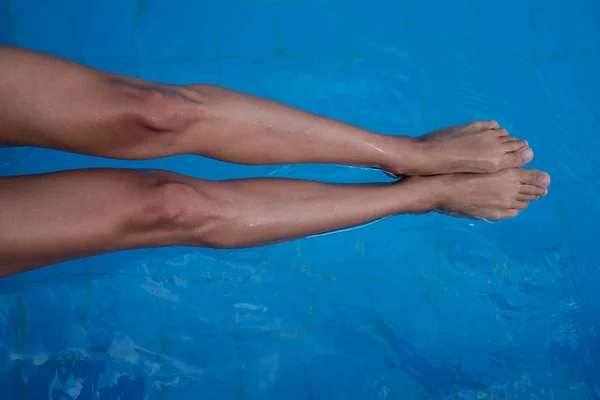 수영장 물에서 다리의 각도보기 — 스톡 사진