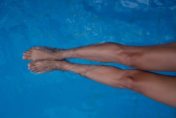 プール水中の女性脚のトップ高角ビュー — ストック写真
