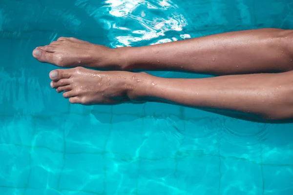 Havuz Suyunda Kadın Bacaklarının Üst Yüksek Açı Görünümü — Stok fotoğraf
