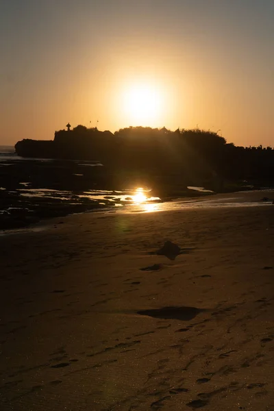 Templo Praia Preta Céu Dourado Por Sol Bali Indonésia — Fotografia de Stock