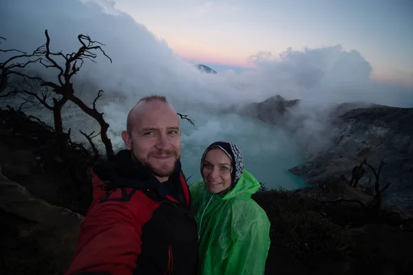Couple Travelers Standing Edge Crater Ijen Volcano Colorful Sky Morning — Stock Photo, Image