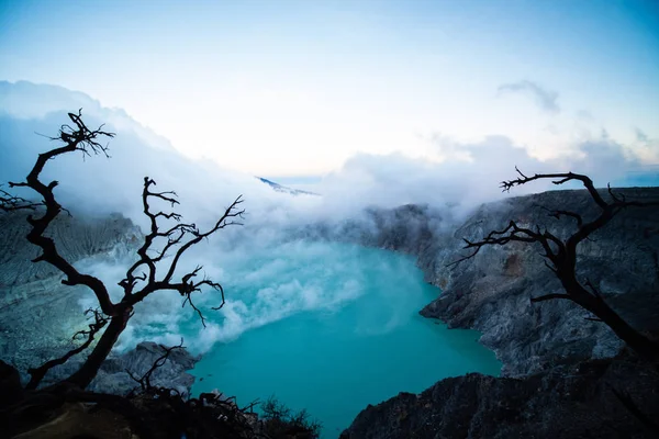 Вид Воздуха Красивый Вулкан Иджен Кислотным Озером Серным Газом Идущим — стоковое фото