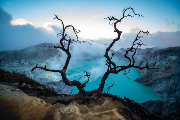 美丽的伊延火山鸟瞰图 酸湖和硫磺气体从火山口 印度尼西亚 — 图库照片