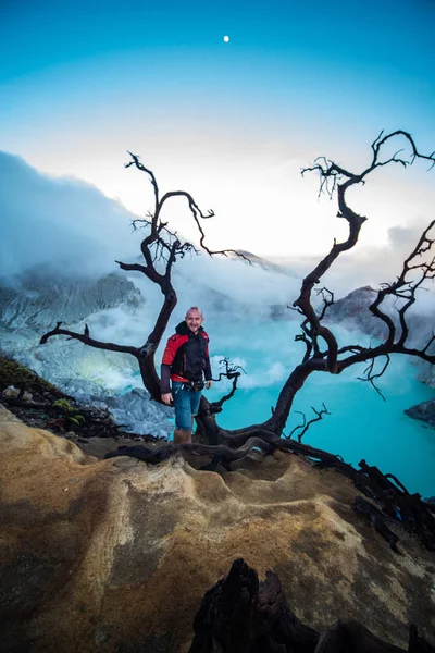 Poutník Pokraji Kráteru Ijen Barevnou Oblohou Nádherná Ijen Sopka Kyselým — Stock fotografie