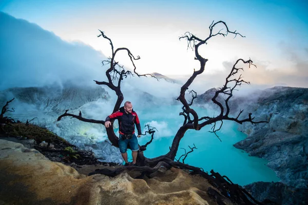 在Ijen火山口边缘 天空五颜六色的人类旅行者 美丽的伊延火山 酸湖和硫磺气体从火山口 印度尼西亚 — 图库照片