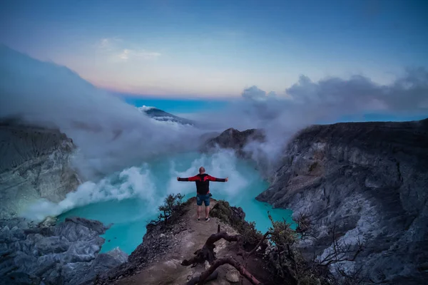 Man Traveler Standing Edge Crater Colorful Sky Morning Beautiful Ijen — Stock Photo, Image