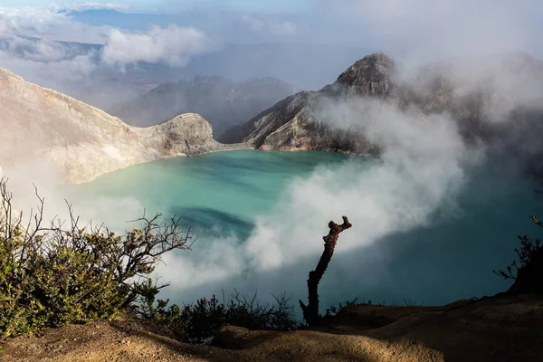 Luchtfoto Van Prachtige Ijen Vulkaan Met Zuur Meer Zwavel Gas — Stockfoto