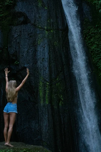 Drohnenbild Einer Frau Die Den Wunderschönen Wasserfall Grünen Tropischen Regenwald — Stockfoto