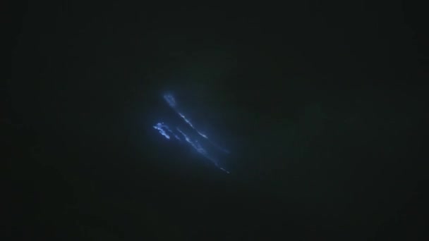 硫黄の煙が燃え 火山イジェン ジャワ インドネシアの伝説的な青色のライト — ストック動画