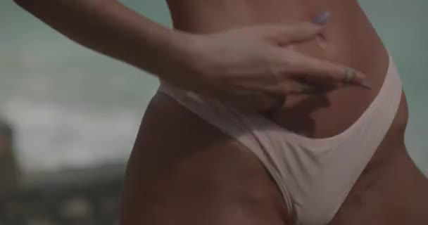 Close Maag Van Mooie Gebruinde Fitness Vrouw Bikini Het Strand — Stockvideo