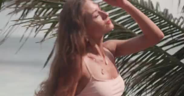 Bella Donna Fitness Abbronzata Bikini Posa Spiaggia Video Rallentatore — Video Stock