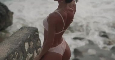 Plajda poz bikini güzel tabaklanmış fitness kadın - yavaş çekim video