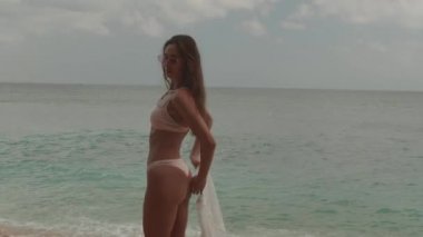 Plajda poz bikini güzel tabaklanmış fitness kadın