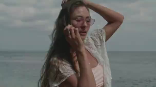 Красива Засмагла Фітнес Леді Бікіні Позує Пляжі Відео Повільному Русі — стокове відео