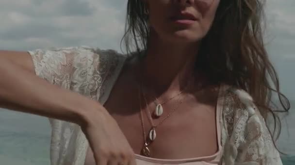 Красива Засмагла Фітнес Леді Бікіні Позує Пляжі Відео Повільному Русі — стокове відео