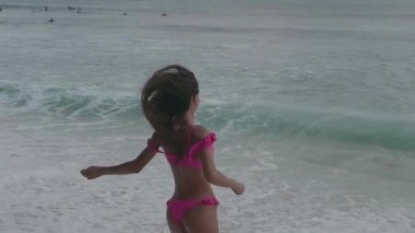 Pembe bikini oynayan güzel tabaklanmış fitness kadın, plajda serbest zaman harcama - yavaş hareket video