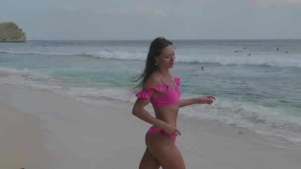 Bella Donna Fitness Abbronzata Bikini Rosa Che Gioca Trascorrendo Del — Video Stock