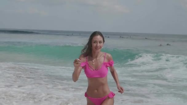 Vacker Solbränd Fitness Kvinna Rosa Bikini Spela Spendera Ledig Tid — Stockvideo