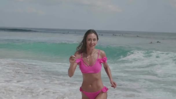 Schöne Gebräunte Fitness Frau Rosa Bikini Spielt Und Verbringt Ihre — Stockvideo