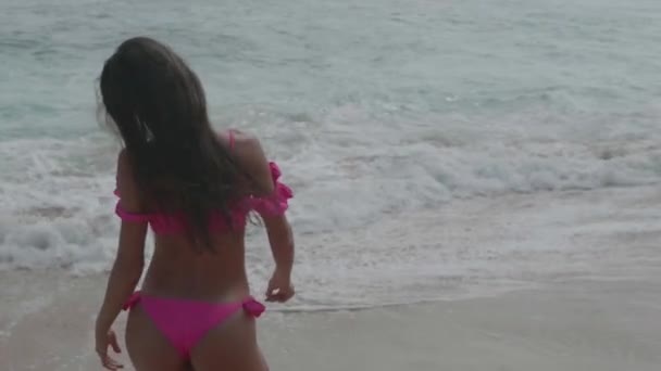 Gyönyörű Cserzett Fitness Rózsaszín Bikini Játék Kiadások Szabad Idő Strandon — Stock videók